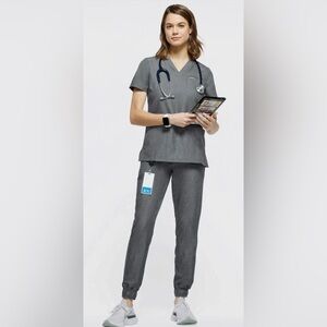 NWT Jaanuu Heather Gray Scrub Set
3 pocket top Xxs
5 pocket skinny jogger Xs